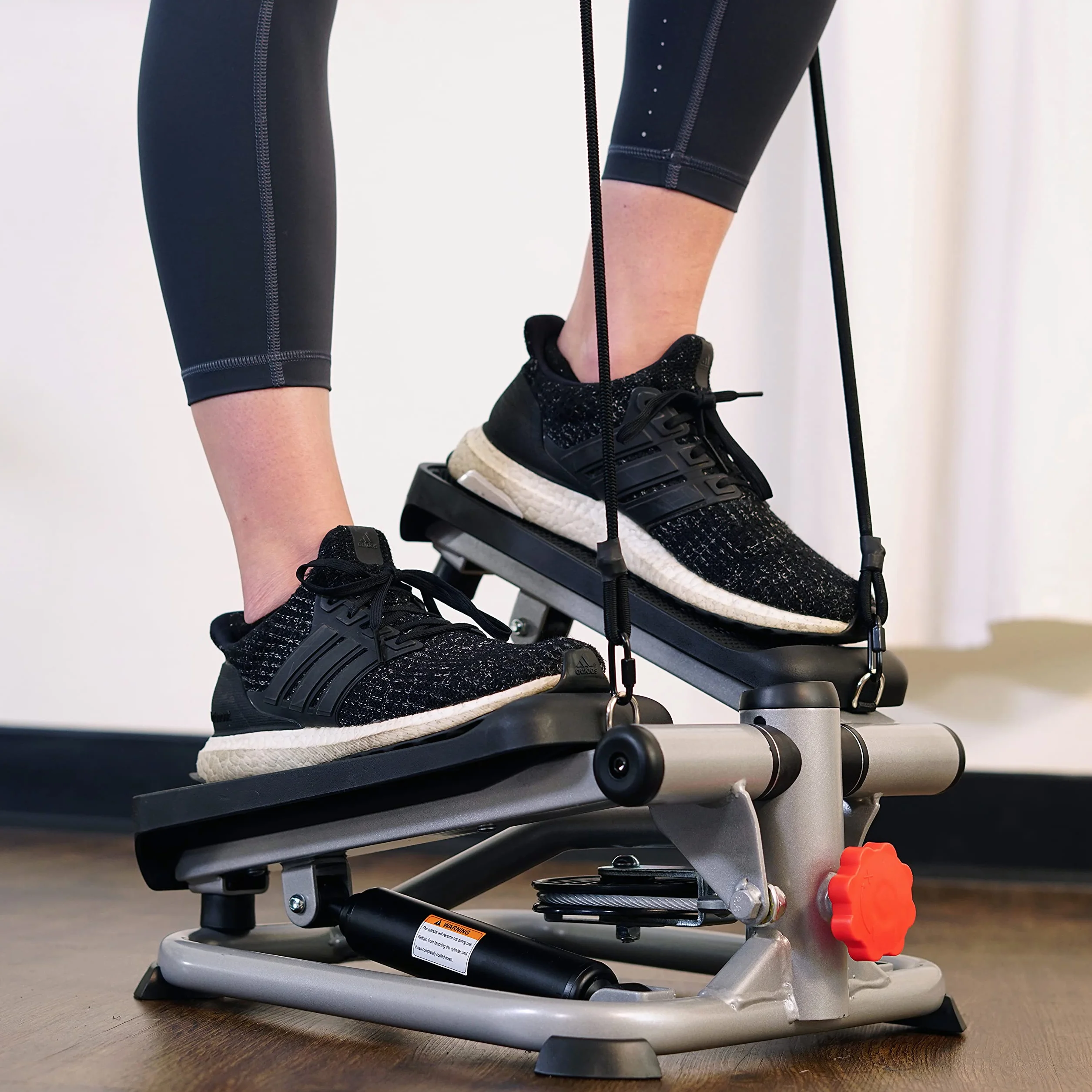 Sunny Health & Fitness Mini Stepper, Stepper Schodowy, Maszyna do ćwiczeń całego ciała z taśmami oporowymi i monitorem LCD do ćwiczeń w domu - SF-S0978