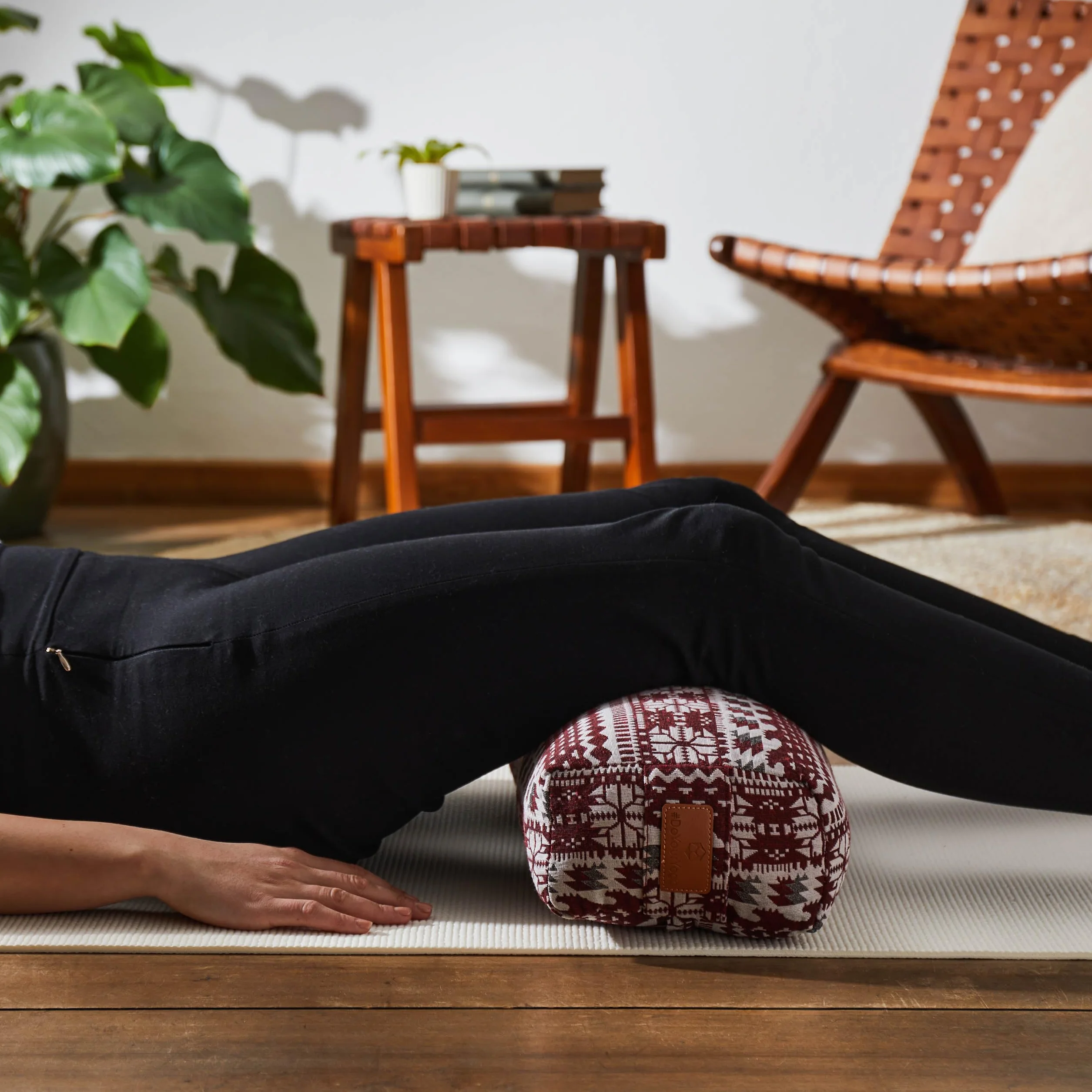 #DoYourYoga Yoga Bolster »Paravati« z ekologiczną łuską gryki (KBA), poszewka nadająca się do prania, 67 cm x 13 cm, poduszka do medytacji/poduszka do siedzenia/poduszka zafu do Yin Yoga - curry żółty