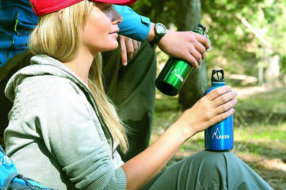 Laken Futura aluminiowa butelka na napoje, wąski otwór, zakrętka z pętelką, 1,5 l, 100% aluminium z recyklingu, srebrna