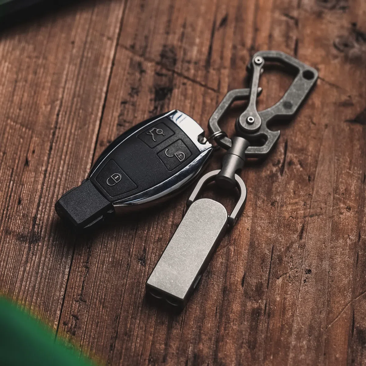 KeyUnity Tytanowy gwizdek awaryjny, EDC głośny gwizdek sygnałowy na kemping na świeżym powietrzu, wędrówki i trening