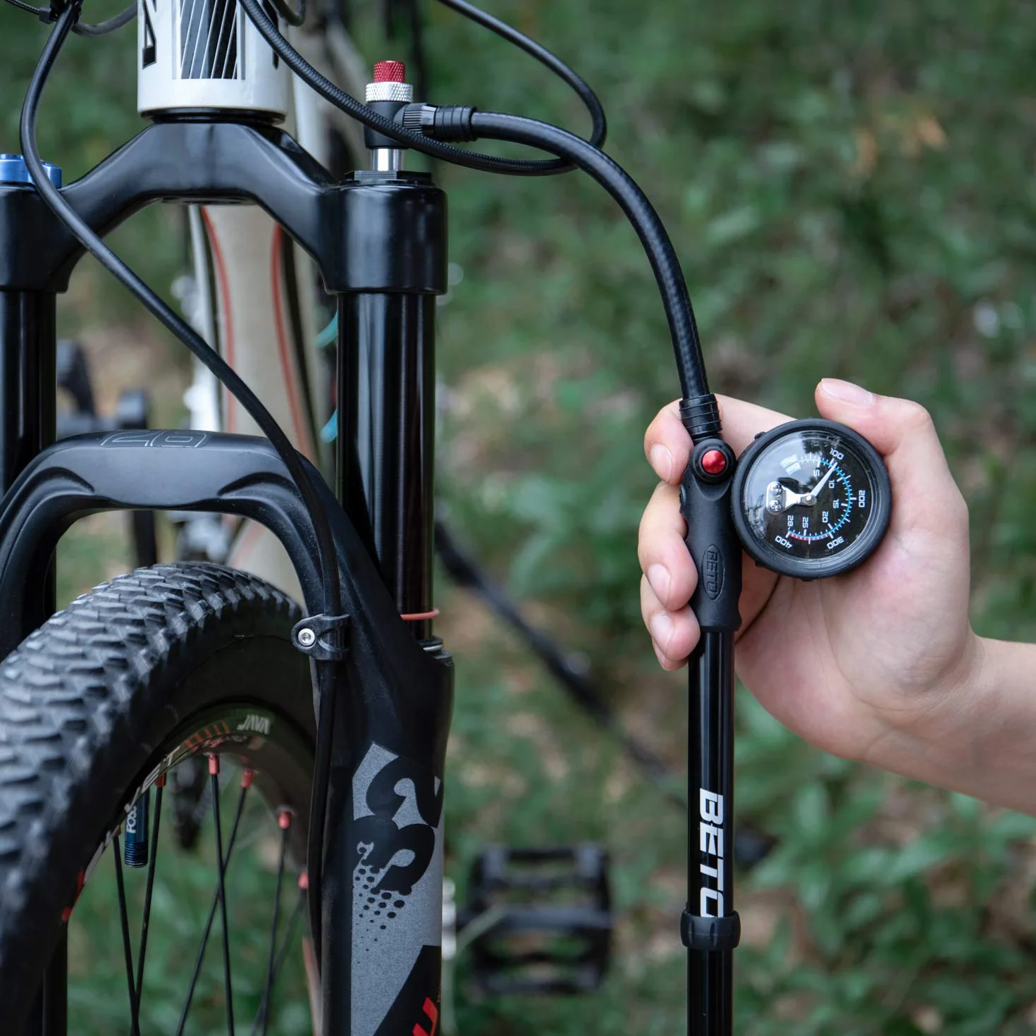 BETO Wysokociśnieniowa pompa wstrząsowa – (400 PSI Max) pompa amortyzacyjna do roweru MTB do zawieszenia widelca i tylnego zawieszenia z bezstratnym zaworem Schradera