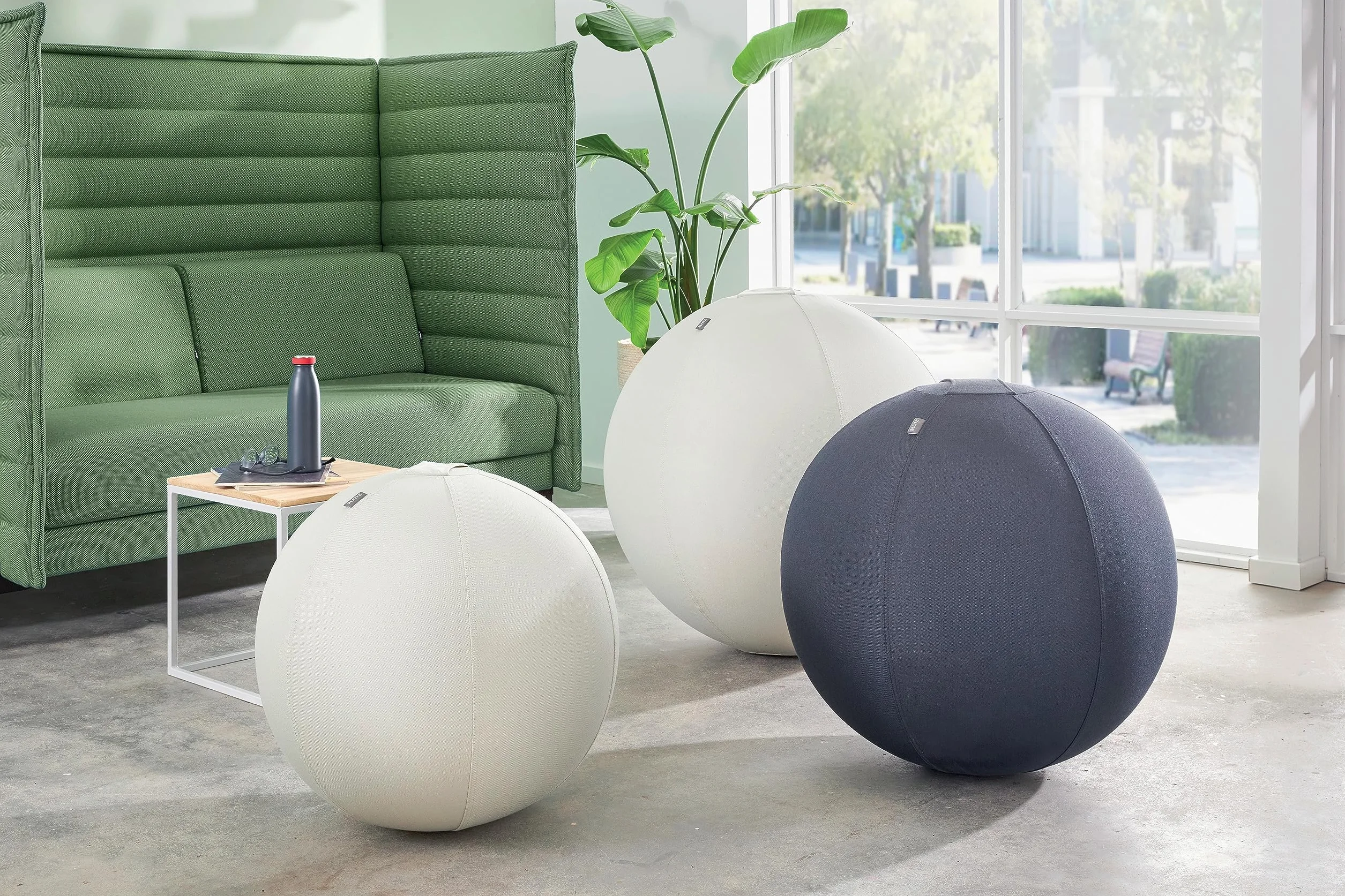 Leitz, Piłka do Siedzenia Ergo Active, Ergonomiczna Alternatywa dla Krzesła do Biurka, Średnica 75 cm, Osłona z Tkaniny, Ręczne Pompowanie, 2 Zatyczki, Seria Ergo, Kolor Aksamitnoszary (65430089)
