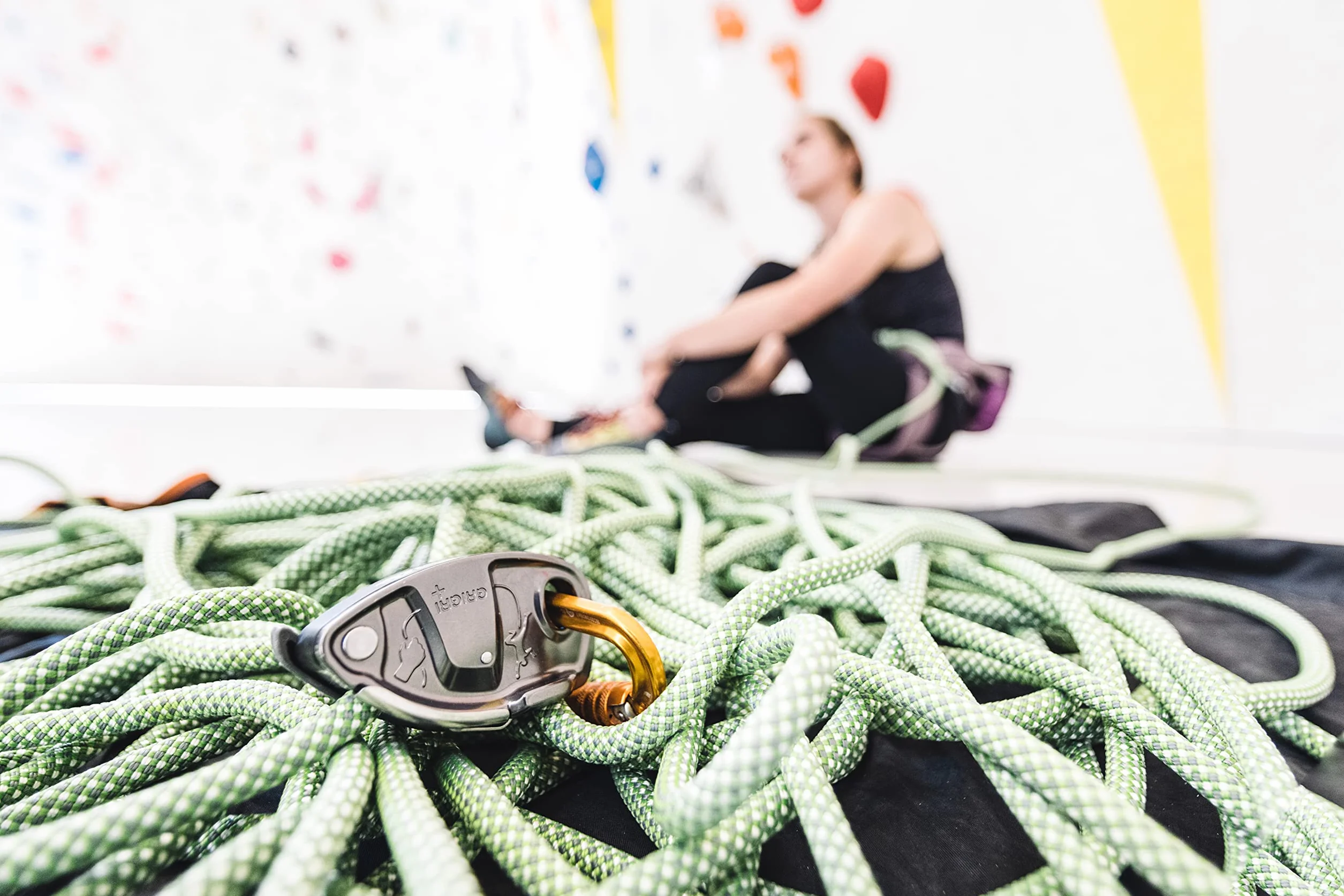 Petzl GRIGRI + urządzenie asekuracyjne z blokadą wspomaganą kamerą i uchwytem przeciwpanicznym, odpowiednie dla osób uczących się i intensywnego użytkowania