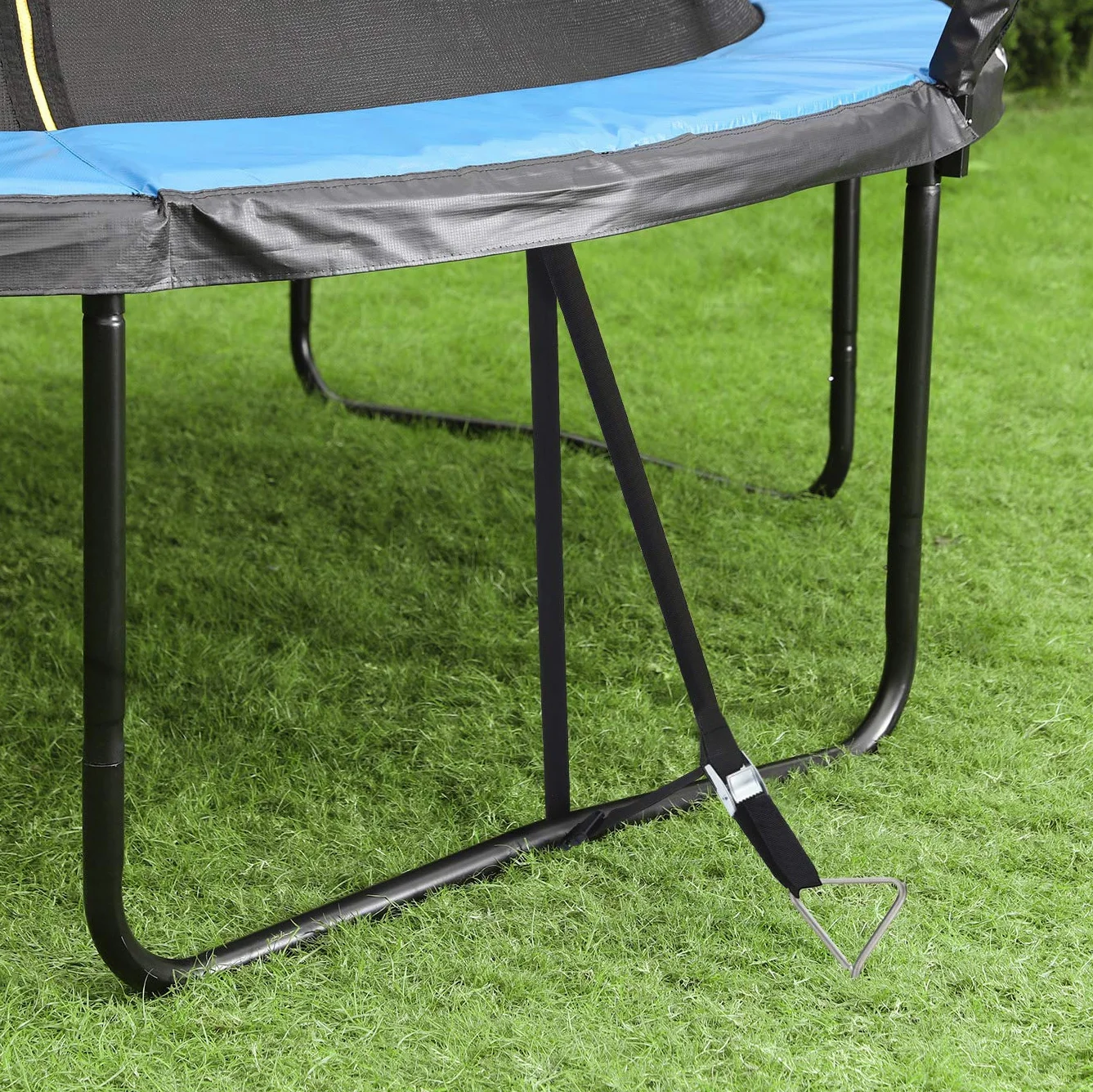 SONGMICS Zestaw kotwic do trampoliny, zestaw 4 sztuk, kotwice podłogowe, spiralne śledzie kotwiczne, 4 śledzie i 4 paski, kołki, akcesoria mocujące do huśtawki, srebrny i czarny SGN15INV1