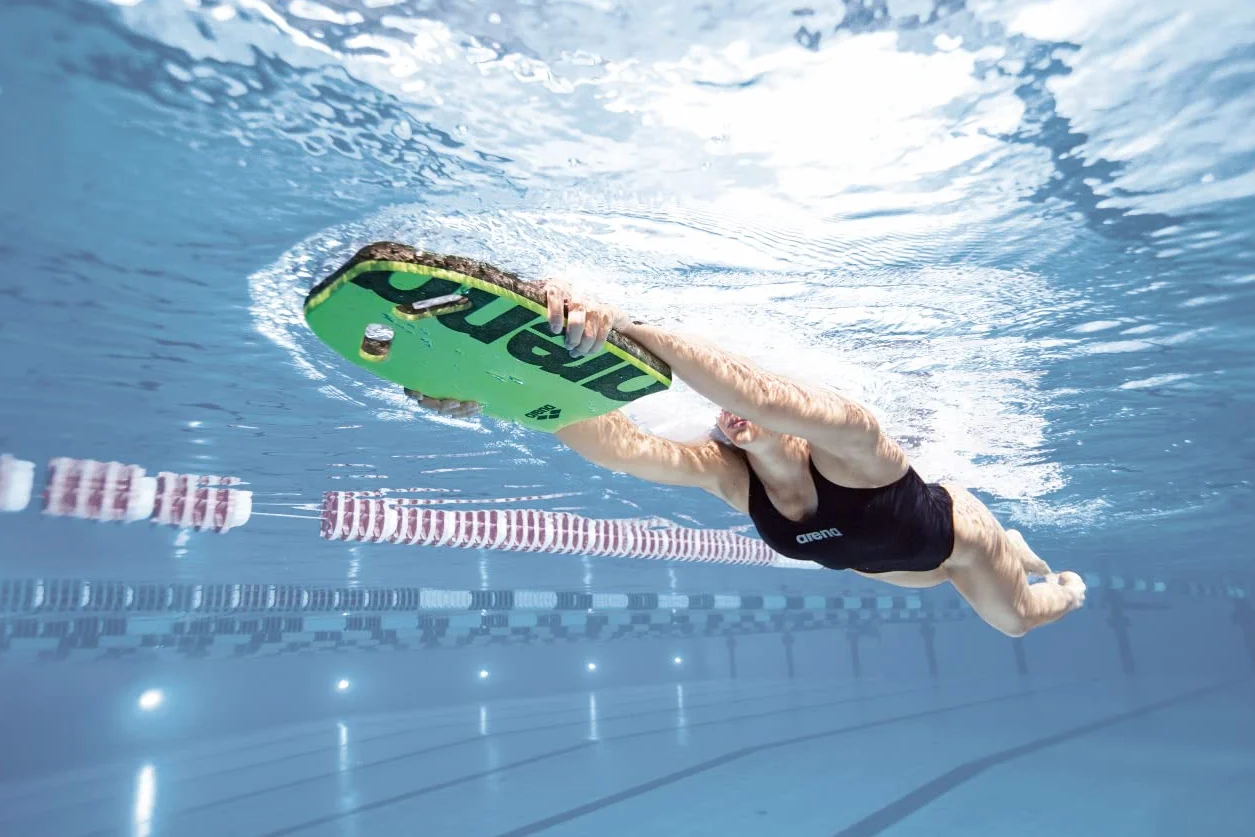 arena Kickboard Swim Board, akcesoria treningowe na basen, deska do pływania z wstępnie uformowanymi otworami, wiele możliwości chwytania, 100% EVA, bez PCW