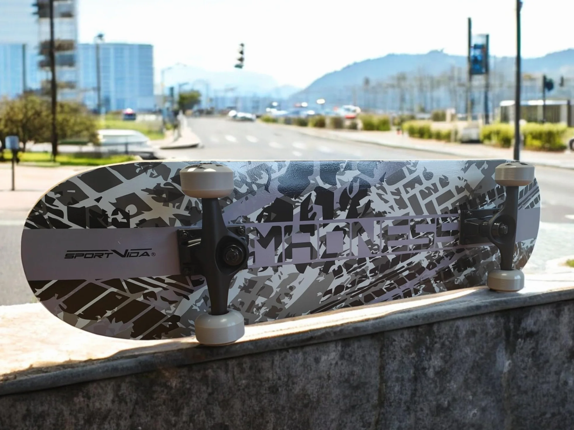 Deskorolka dla dorosłych z łożyskiem kulkowym ABEC-9. Wykonana z drewna. Nowoczesna grafika. Sprzęt sportowy do skateparku i trików na rampie. 80 x 20 cm.