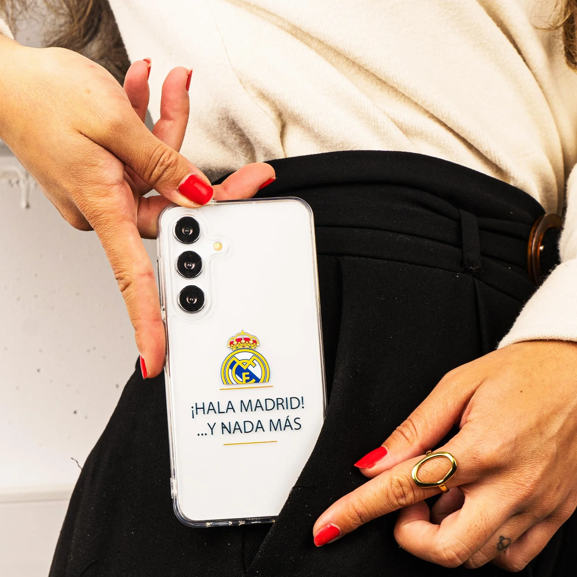 Real Madryt iPhone 15 Case! Niespokrewniony, aby chronić Twój telefon komórkowy. Oficjalnie licencjonowana elastyczna warstwa silikonowa Real Madryt