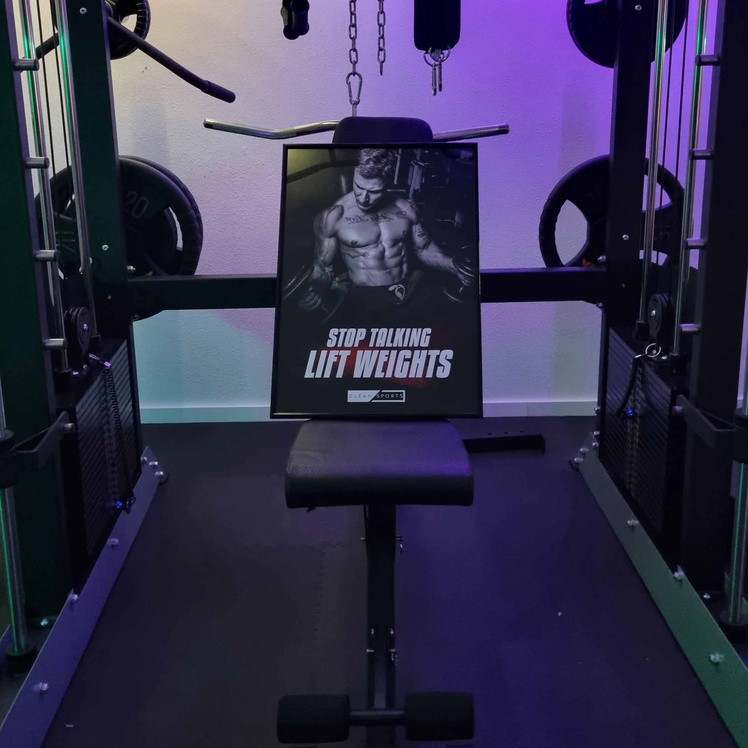 CLEAN SPORTS Plakat fitness – zestaw 4 obrazów motywacyjnych dla obrazków ciała w formacie DIN A2 – plakat treningowy do studia fitness i domu – bez ramki, idealna dekoracja do Twojej sali treningowej