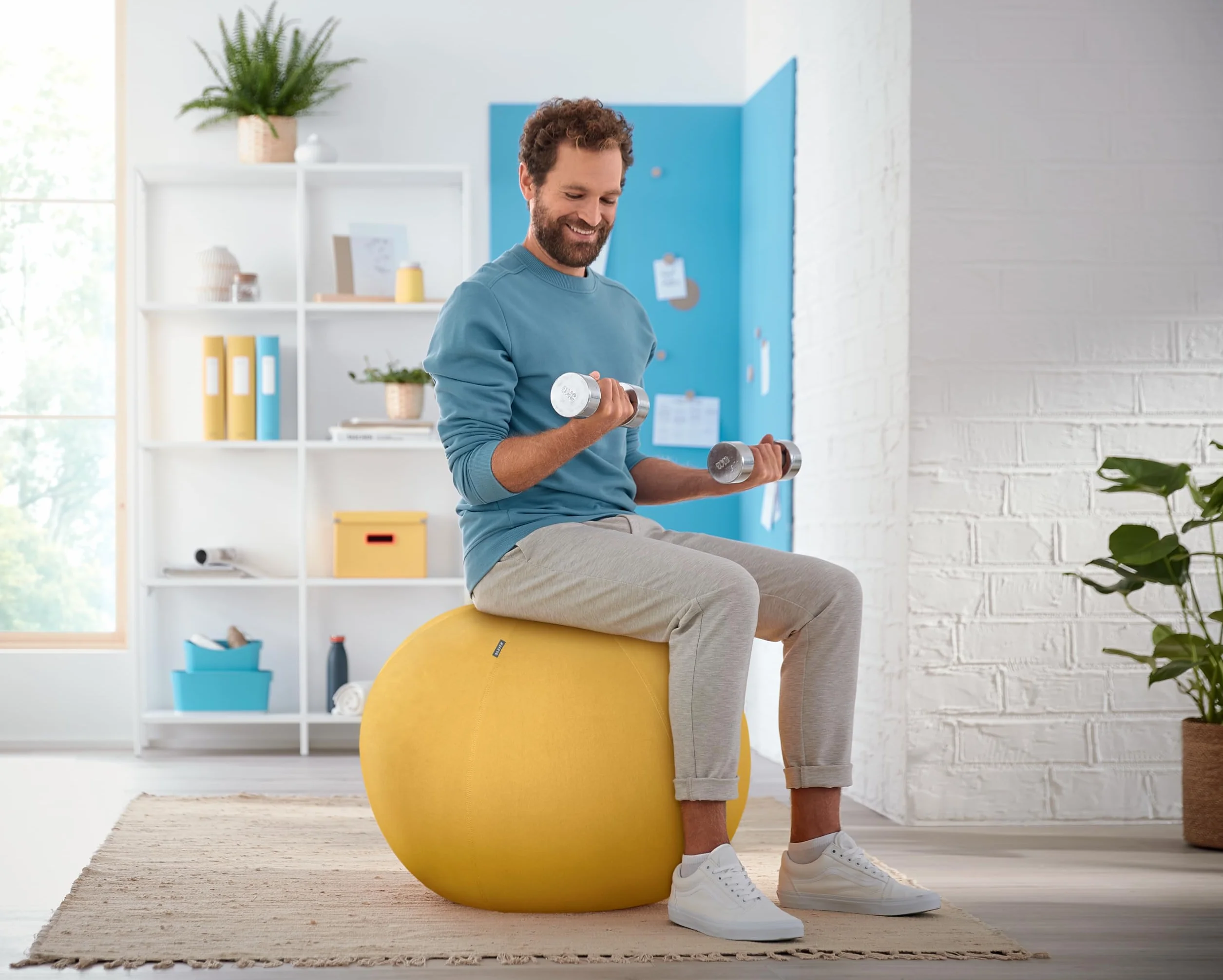 Leitz, Ergonomiczna Piłka do Aktywnego Siedzenia Leitz Ergo Cosy, Średnica 65 cm, Poszewka w 100% z Tkaniny, Ręczna Pompka, 2 Zatyczki, Kolor Ciepły Żółty (52790019)
